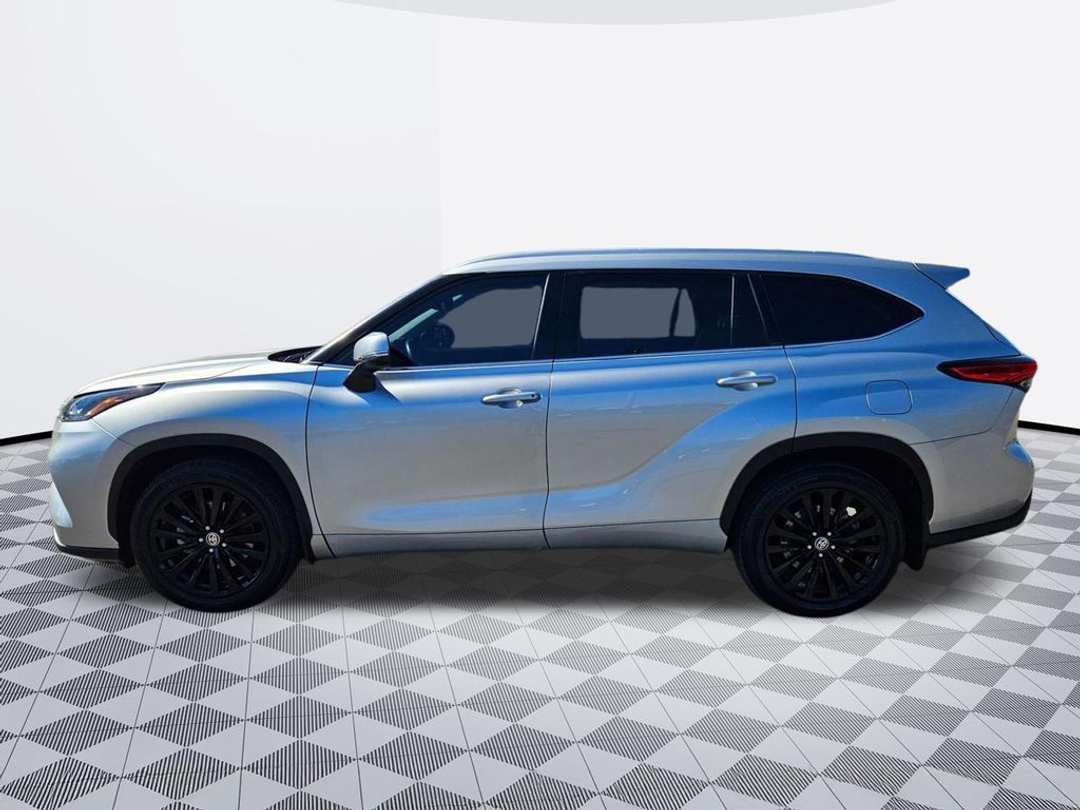 2022 Toyota Highlander XLE - Image 3