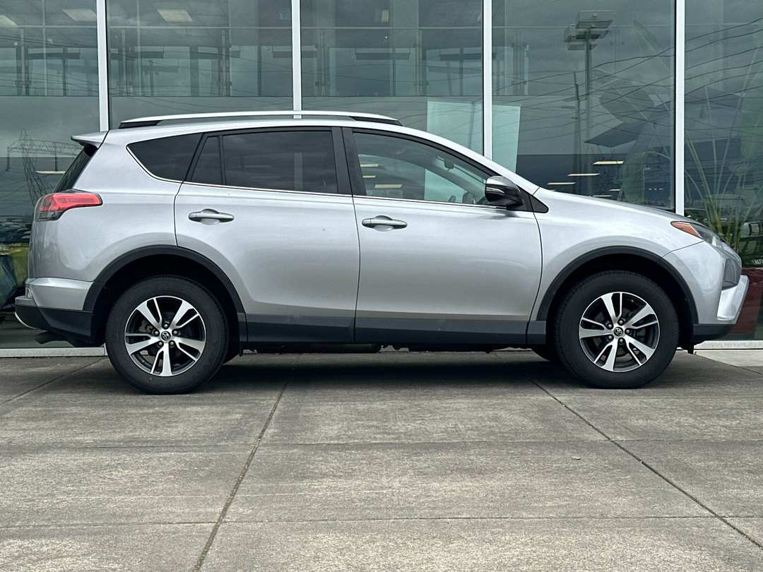 2016 Toyota Rav4 XLE - Image 2