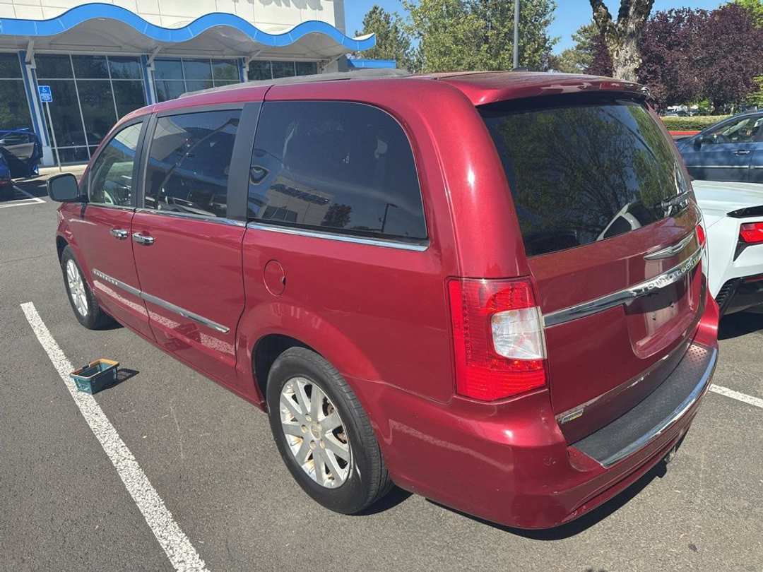 2014 Chrysler Town & Country Touring - Image 3