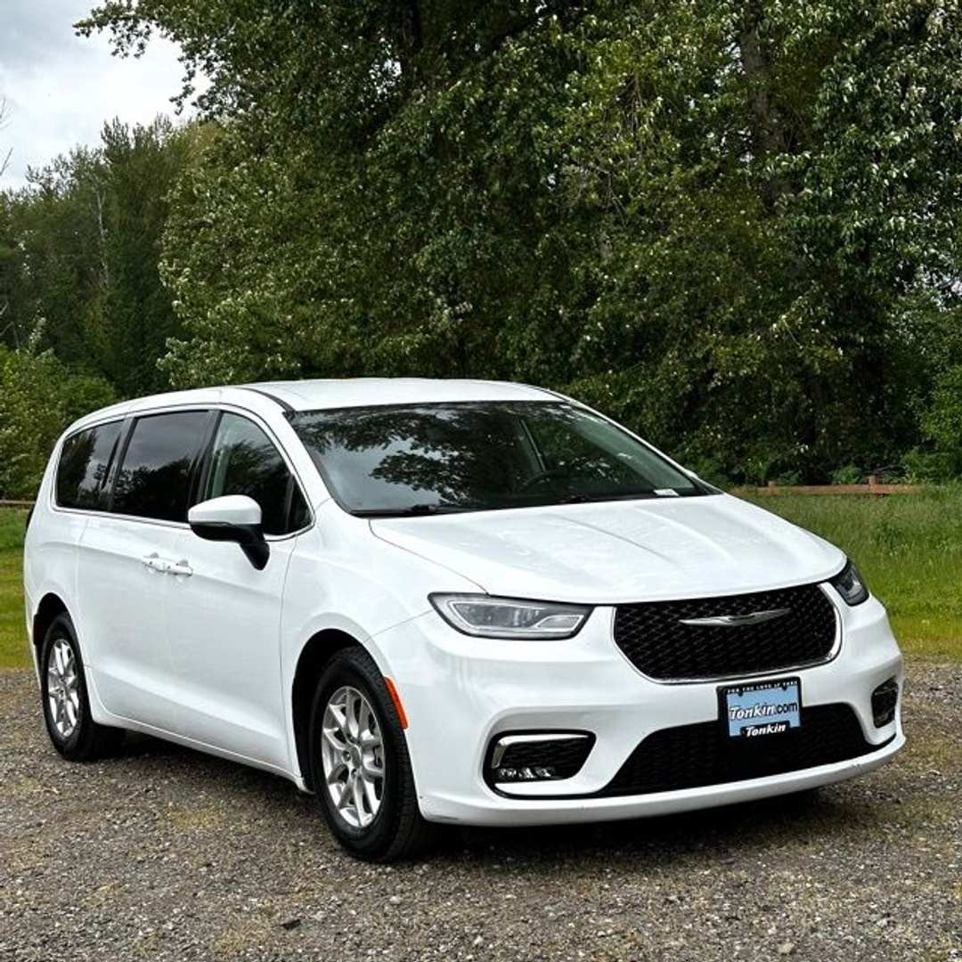 2023 Chrysler Pacifica Touring L - Image 2