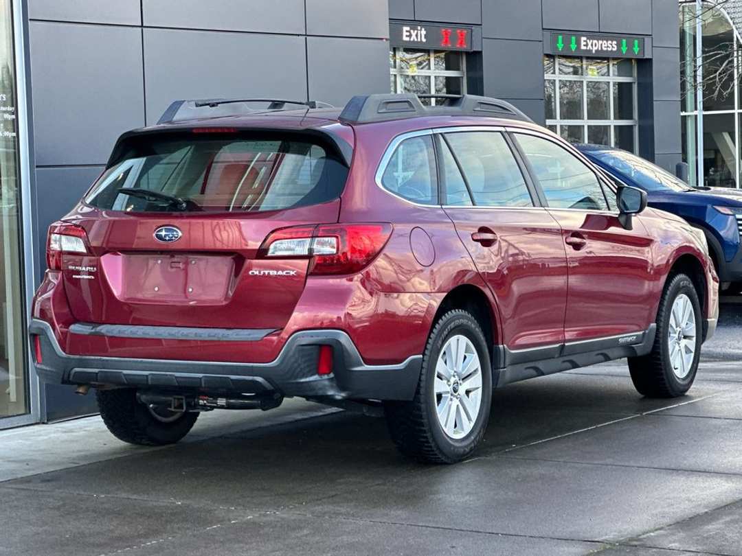 2018 Subaru Outback 2.5i - Image 2