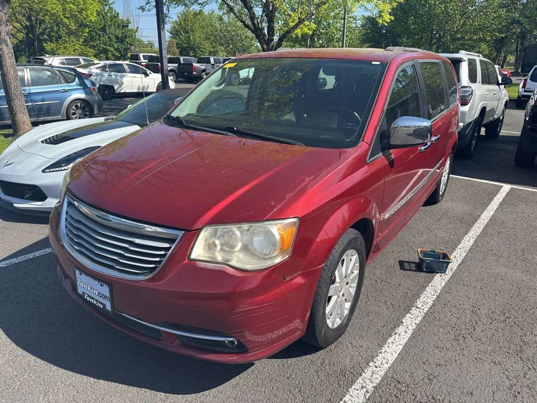 2014 Chrysler Town & Country Touring - Image 2