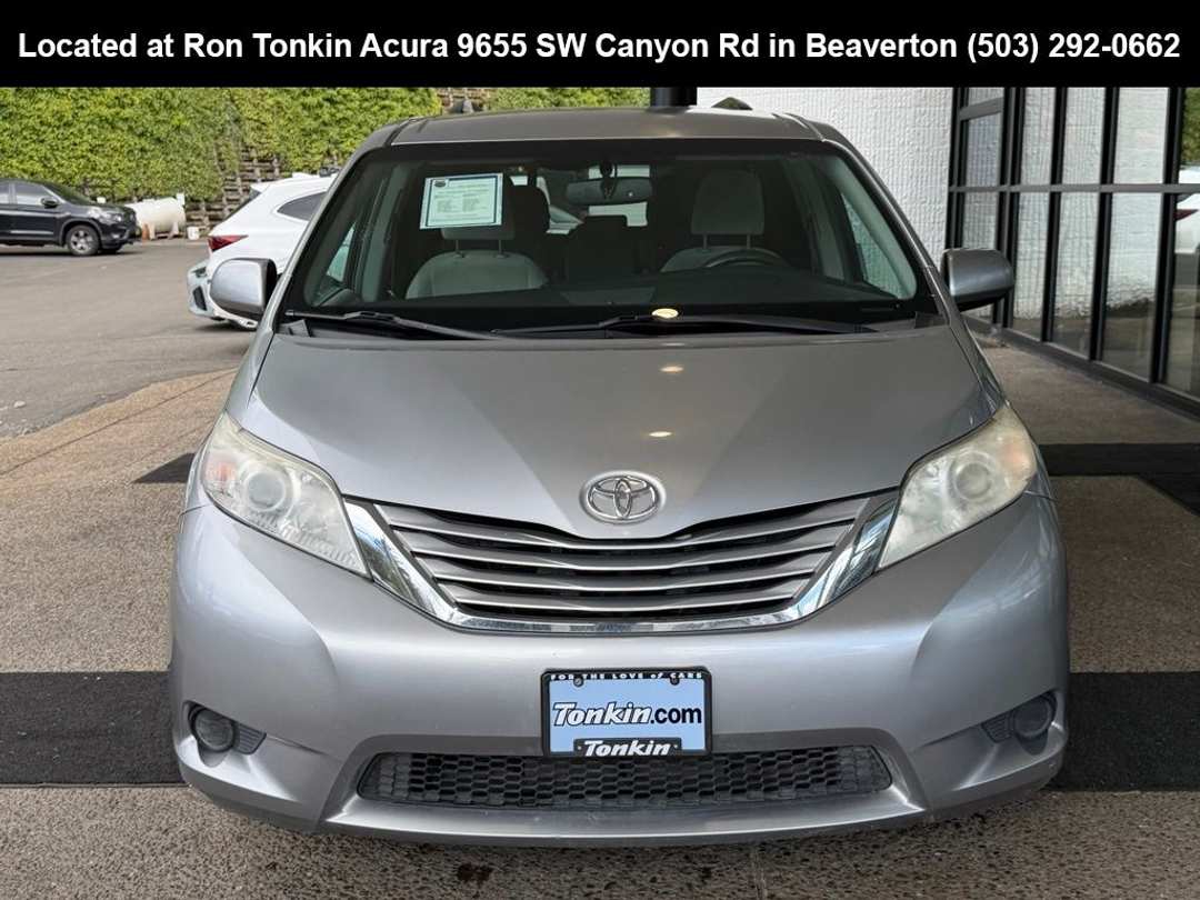 2017 Toyota Sienna LE - Image 3