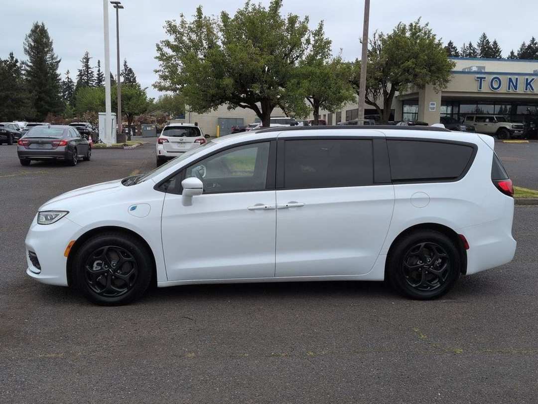 2021 Chrysler Pacifica Touring - Image 2