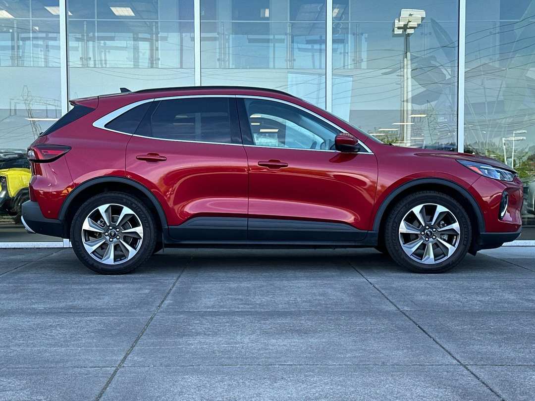 2023 Ford Escape Platinum - Image 2