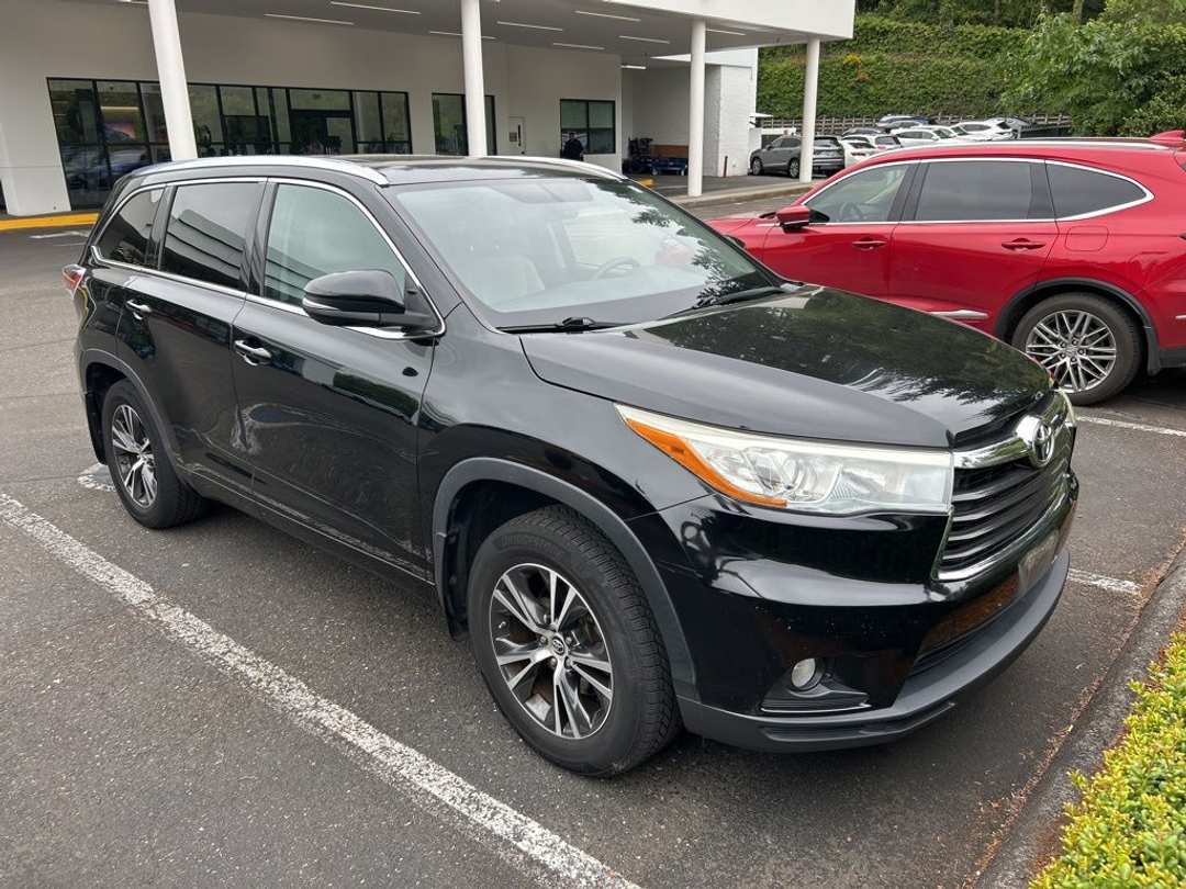 2016 Toyota Highlander XLE V6 - Image 2