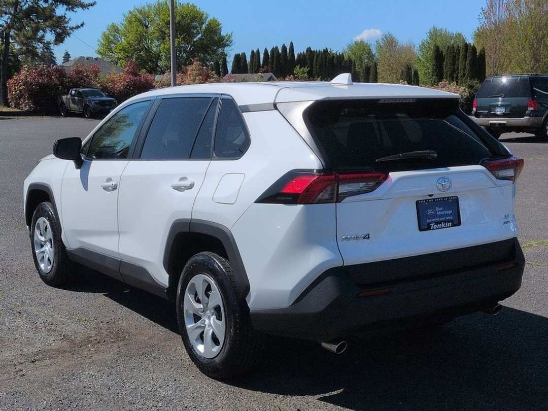2023 Toyota Rav4 LE - Image 3