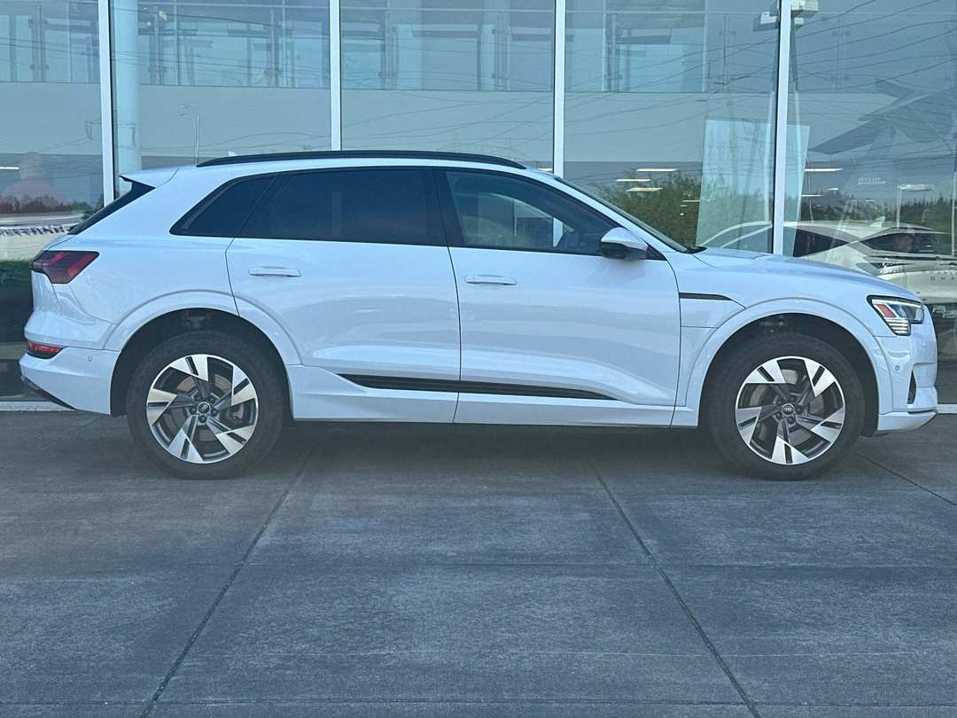 2022 Audi E-Tron Premium - Image 2