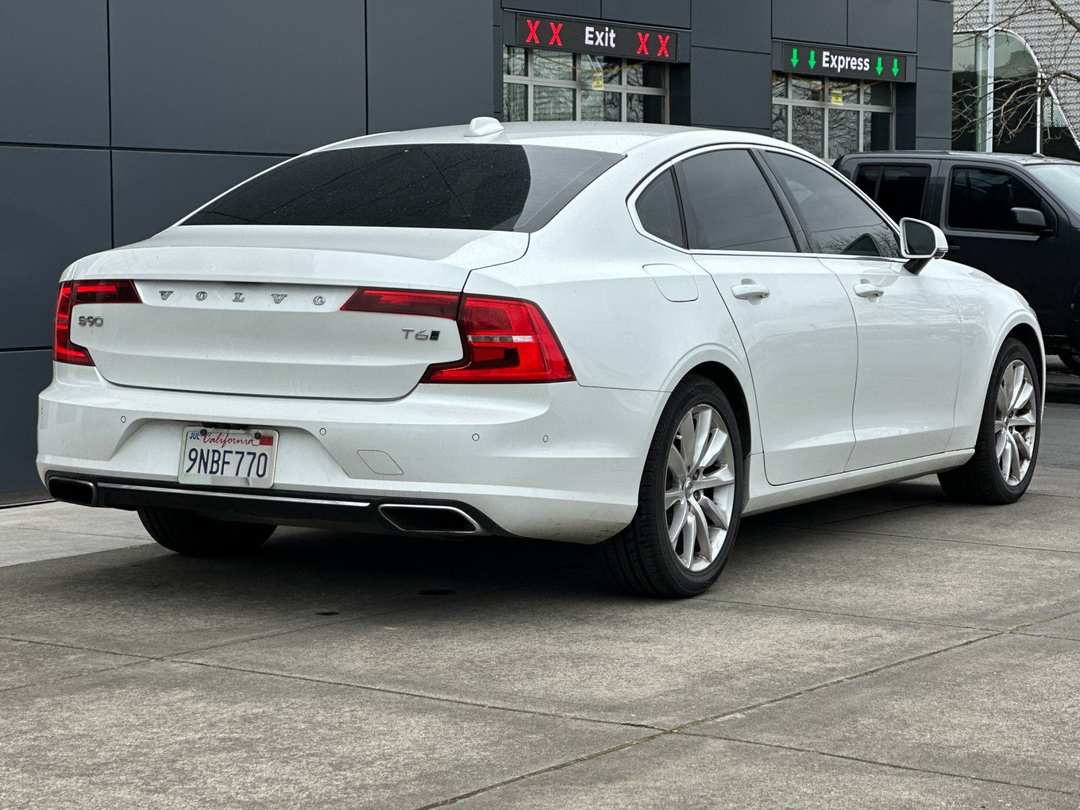2017 Volvo S90 T6 Momentum - Image 3