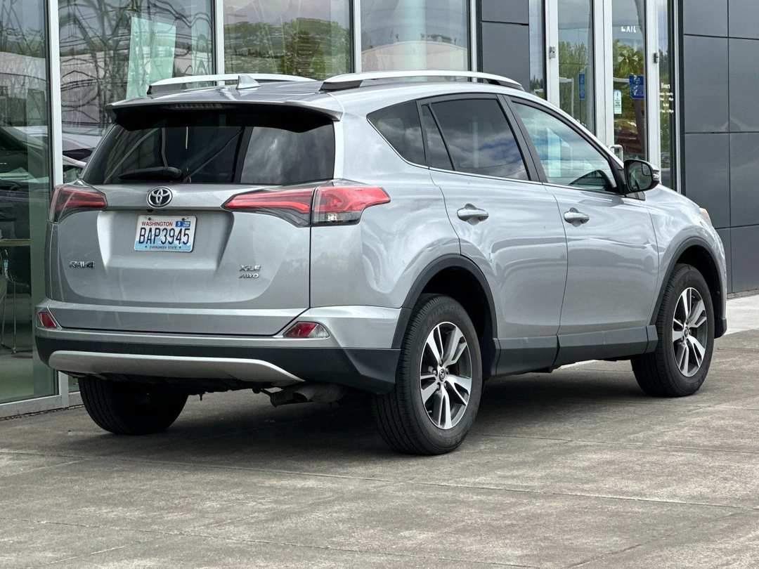 2016 Toyota Rav4 XLE - Image 3