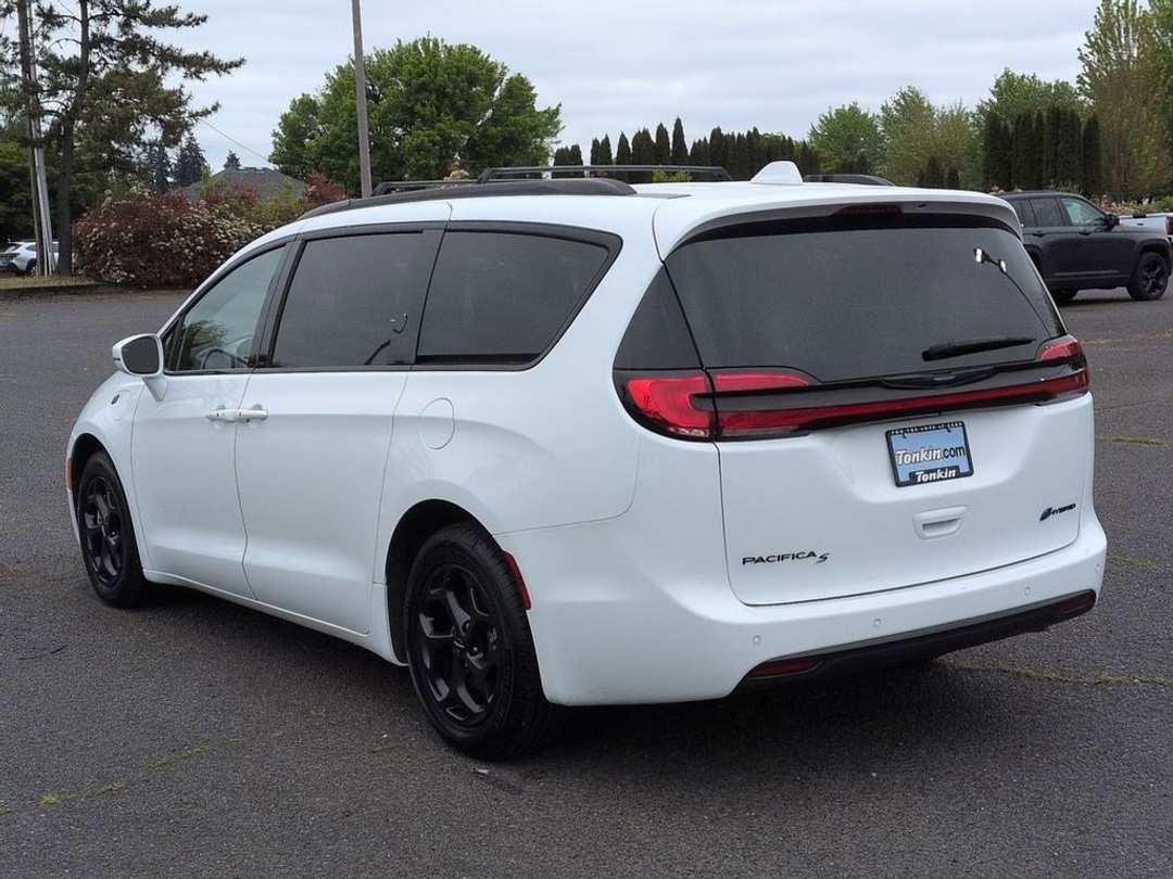 2021 Chrysler Pacifica Touring - Image 3