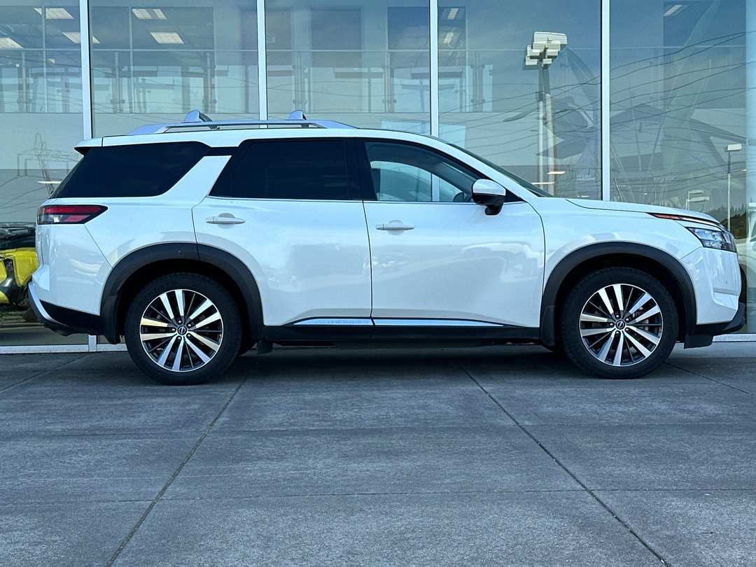 2022 Nissan Pathfinder Platinum - Image 2