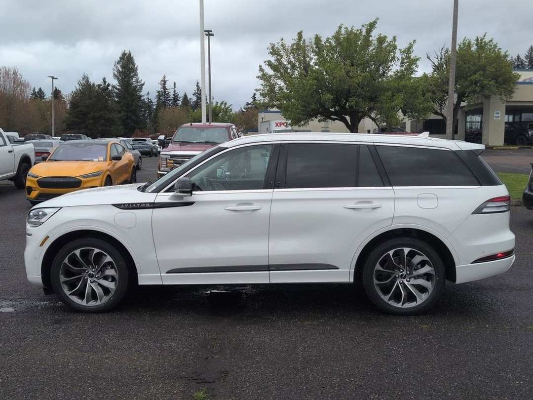 2023 Lincoln Aviator Grand Touring - Image 2
