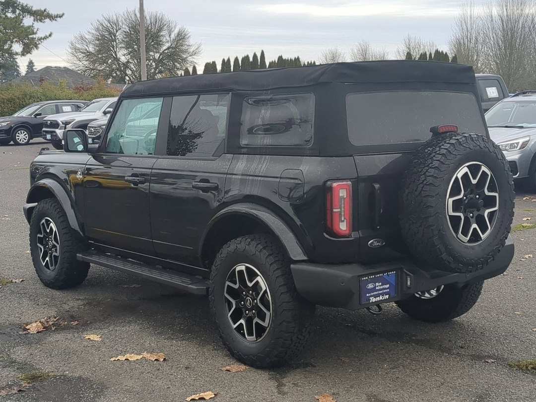 2023 Ford Bronco Outer Banks - Image 2