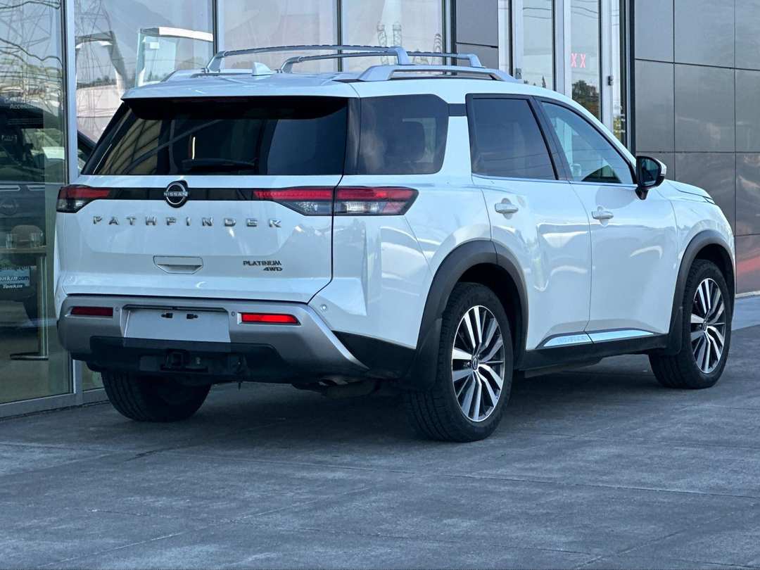 2022 Nissan Pathfinder Platinum - Image 3