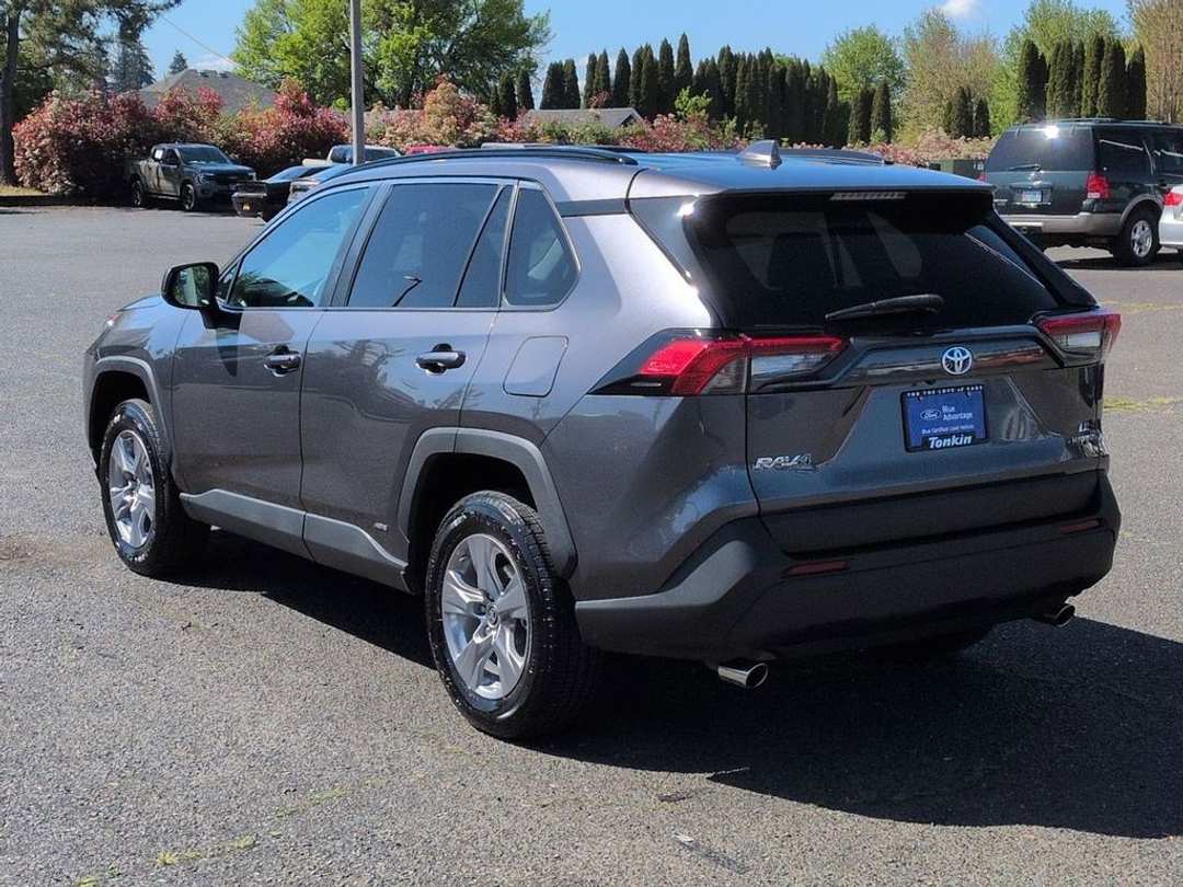 2022 Toyota Rav4 LE - Image 3
