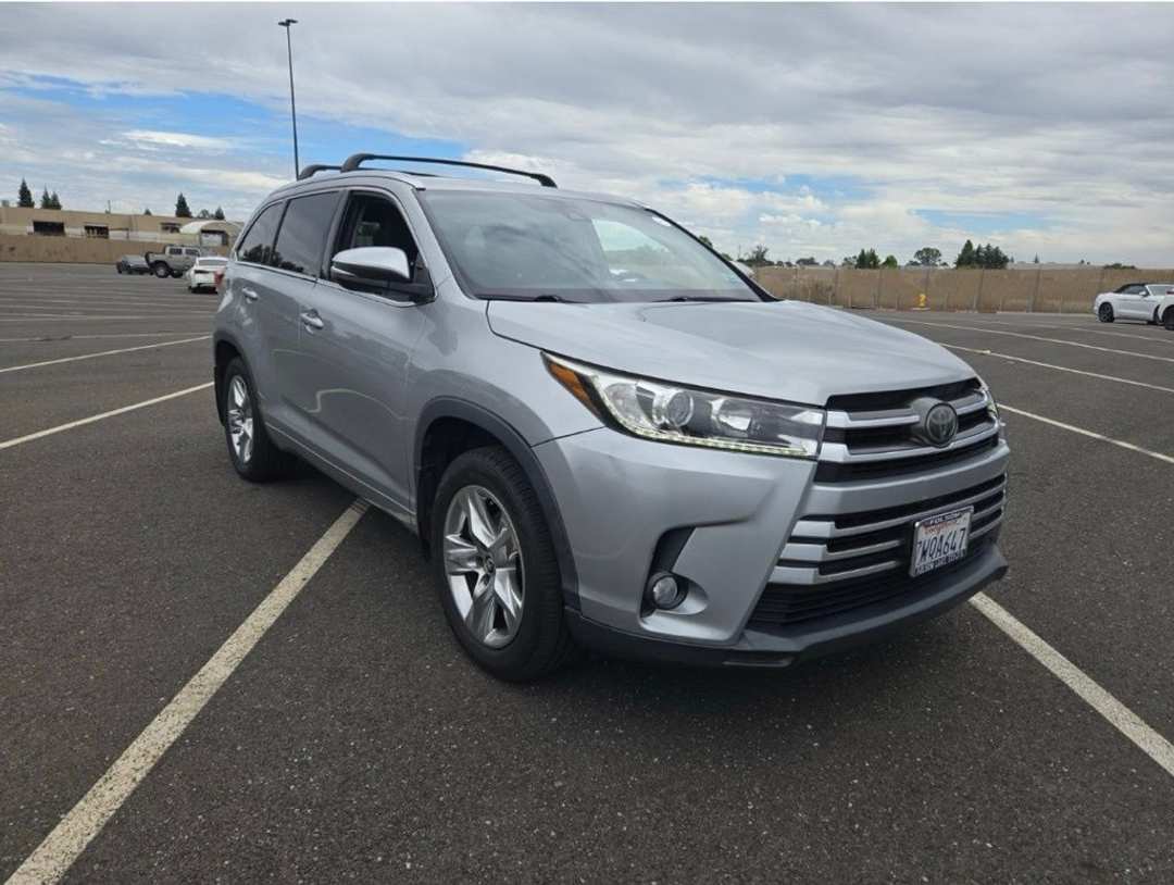 2017 Toyota Highlander Limited - Image 2