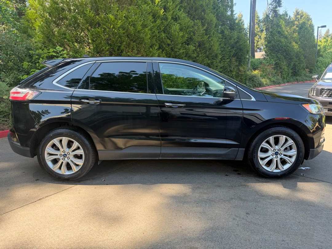 2022 Ford Edge Titanium - Image 2