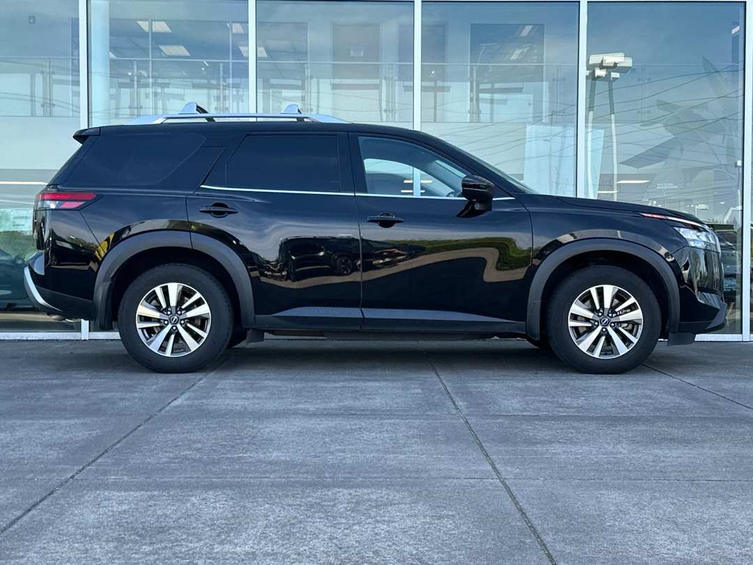 2022 Nissan Pathfinder SL - Image 2