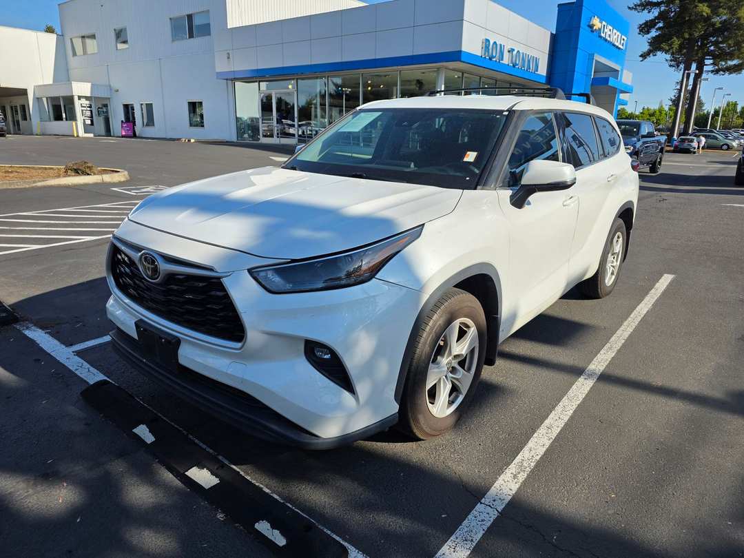 2022 Toyota Highlander LE - Image 2