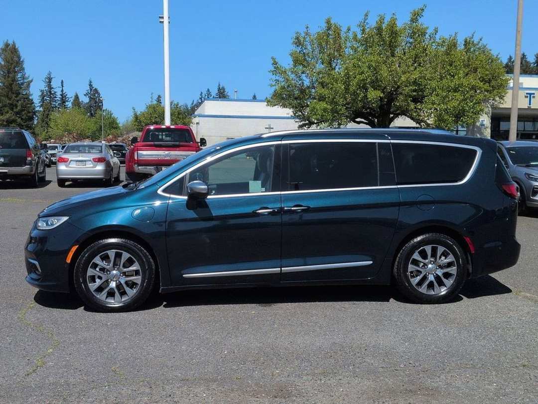 2022 Chrysler Pacifica Pinnacle - Image 2