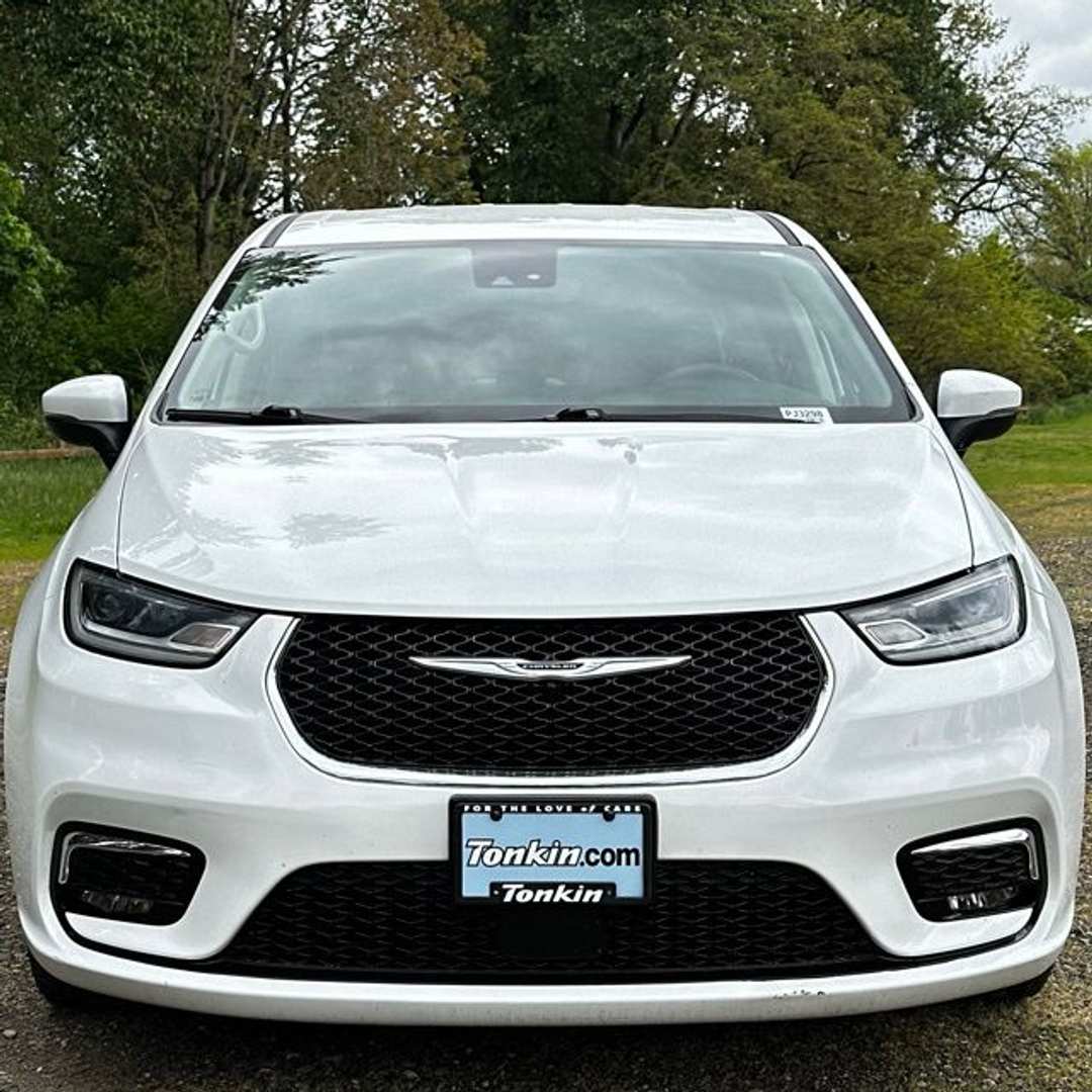 2023 Chrysler Pacifica Touring L - Image 3
