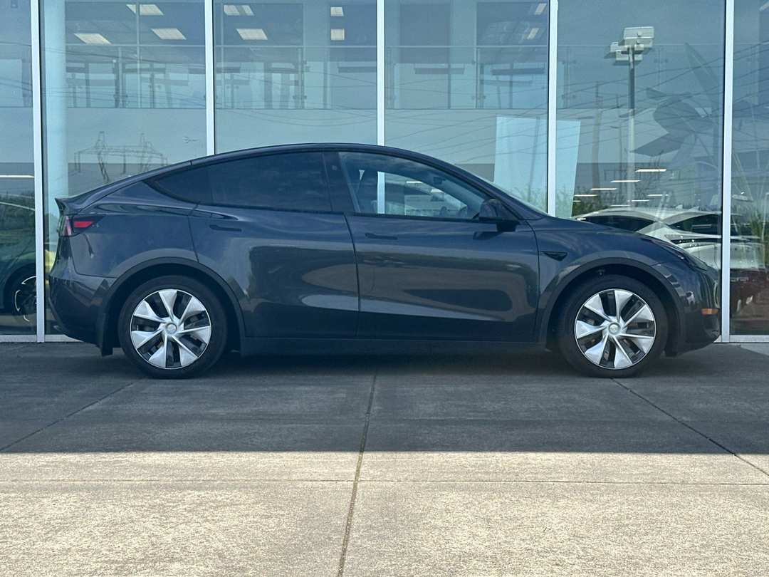 2024 Tesla Model Y Long Range - Image 2